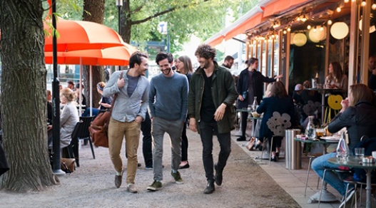 Tre unga män promenerar i Kungsträdgården. Foto: Eva Dalin